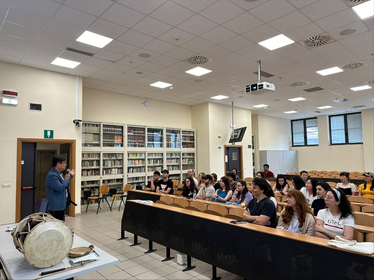 Director Jean-Young Lee Visits Korean Studies Departments and Research Centers in Italy to Introduce K-Academic Dissemination Project                                 썸네일