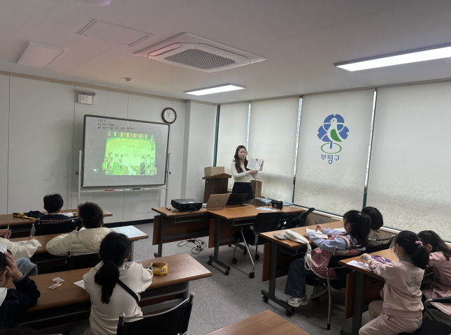 K-Connectors 3rd Cohort, Team Injeolmi Hosts <The Rabbit’s Liver Doorbell-Making Workshop> at the Bupyeong Multicultural Family Support Center                                 썸네일